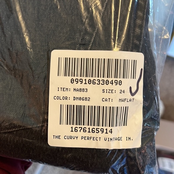 Madewell The Curvy Perfect Vintage Jean in Lunar Wash - Picture 14 of 14